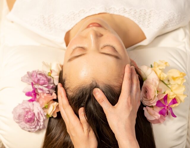 【小顔ケアにも◎】頭皮ほぐしでフェイスラインが変わる理由とは？