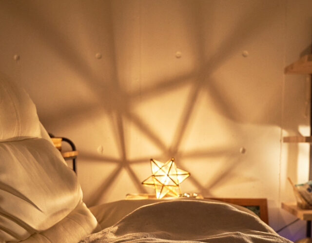 【顔のたるみケアは“頭”が近道！】