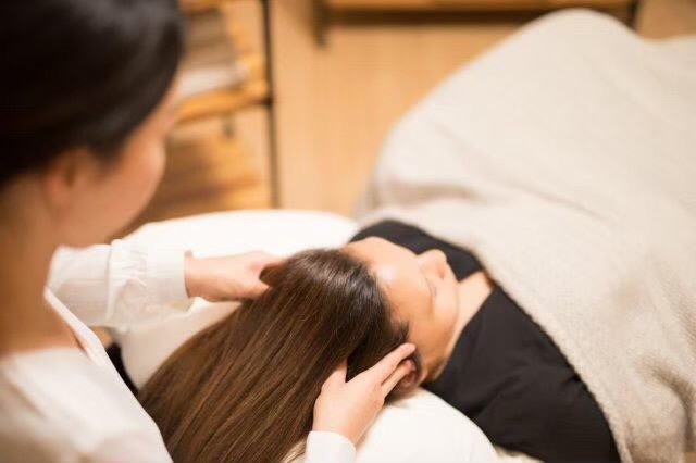 寒暖差疲れにヘッドスパ